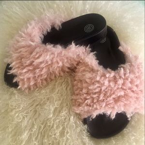 NWOT Urban Outfitters UO Pink Faux Shearling Fur Furry Slippers Size 6